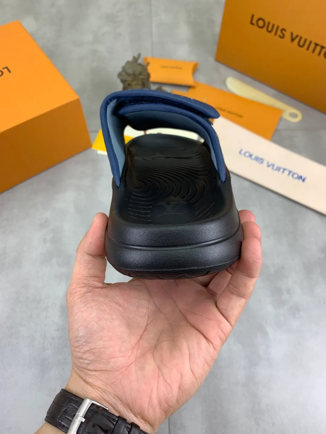 Men's shoes 💰P320💰【New style】🆘 Original quality 【LOUIS VUITTON】The popular Louis Vuitton LV men's slippers on the official website are on sale simultaneously! Original fabric imported from Italy. Original bottom provided by the original factory. Number of yards: 38-44 (customized to 45). Multiple colors to choose from. Fully packaged drawer box.